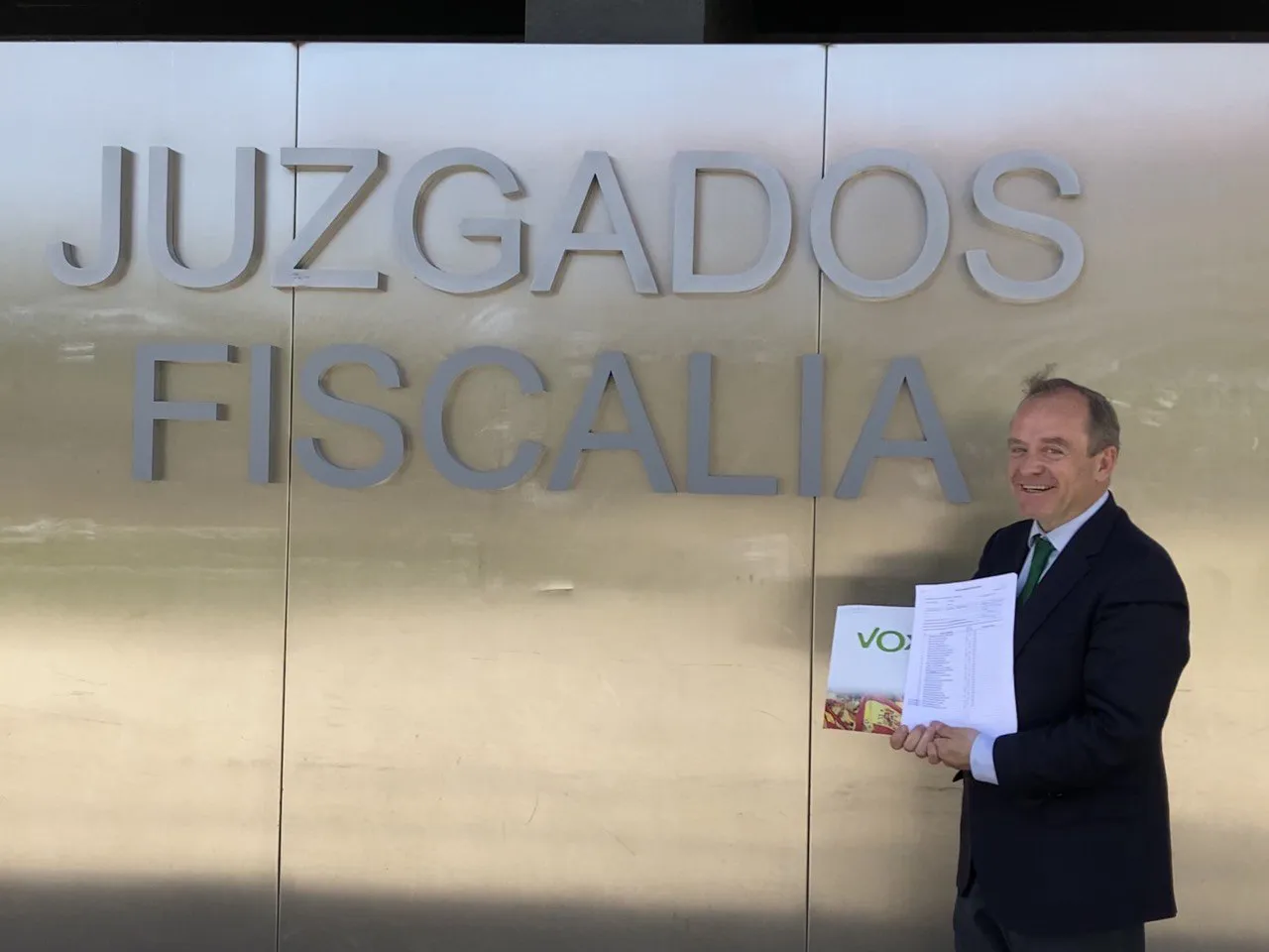 Foto 6 - PP, PSOE y Vox registran su candidatura a la alcald&iacute;a en la Junta Electoral
