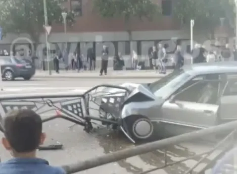Un coche sufre una colisión en la rotonda de San Agustín