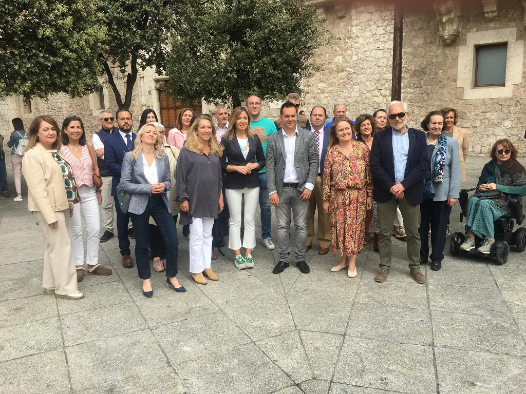 Decide Burgos presenta a sus candidatos y Blasco denuncia el fariseísmo de Daniel de la Rosa