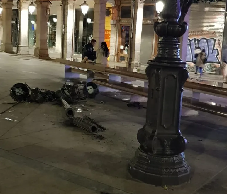Un camión de la basura en servicio corta por la mitad una farola