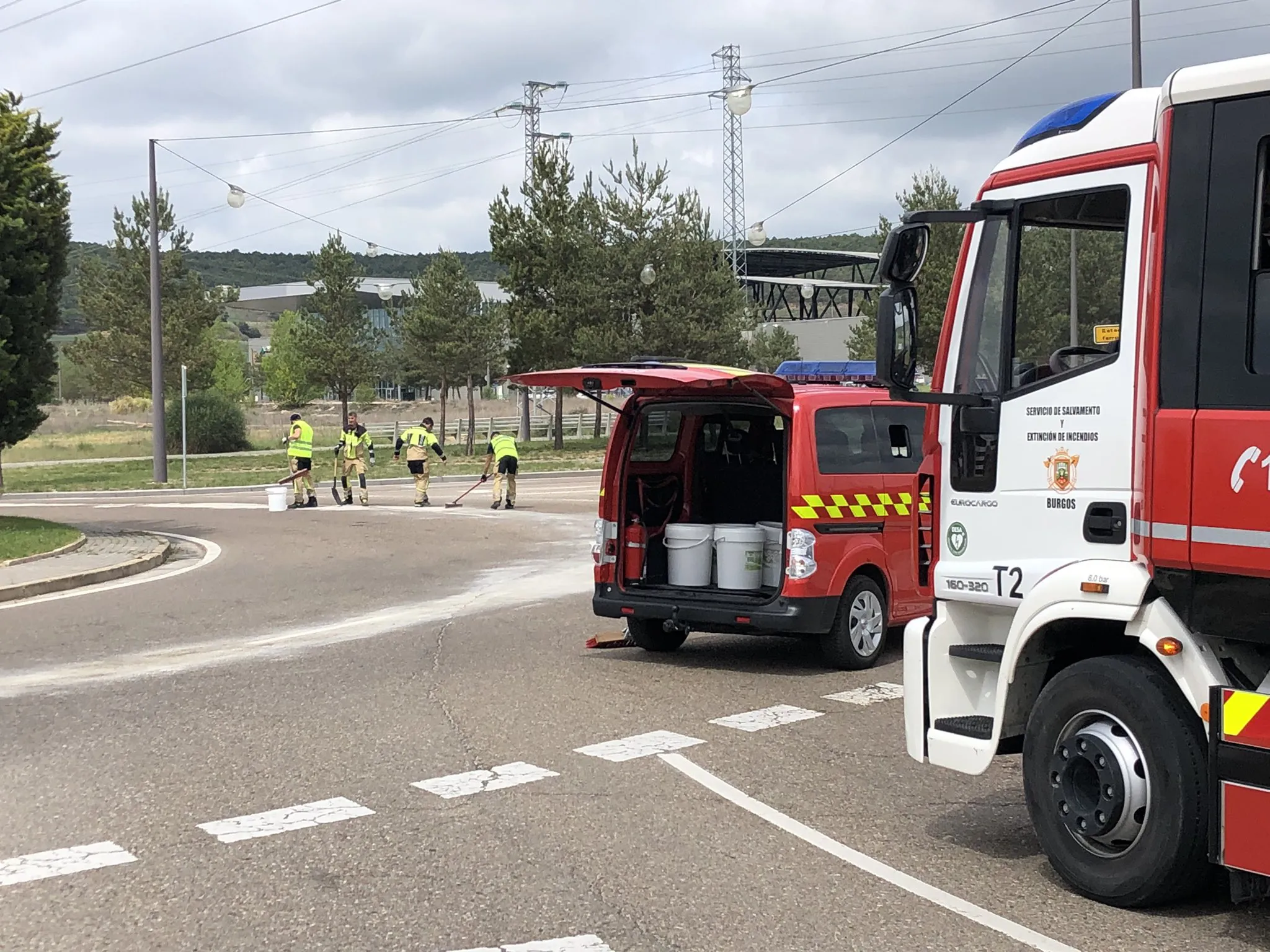 Precaución en Avenida Príncipes de Asturias por derrame de Gasóleo