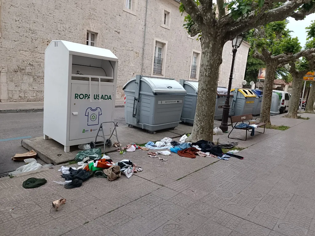 Saquean un contenedor de ropa usada en la calle Eduardo Martínez del Campo