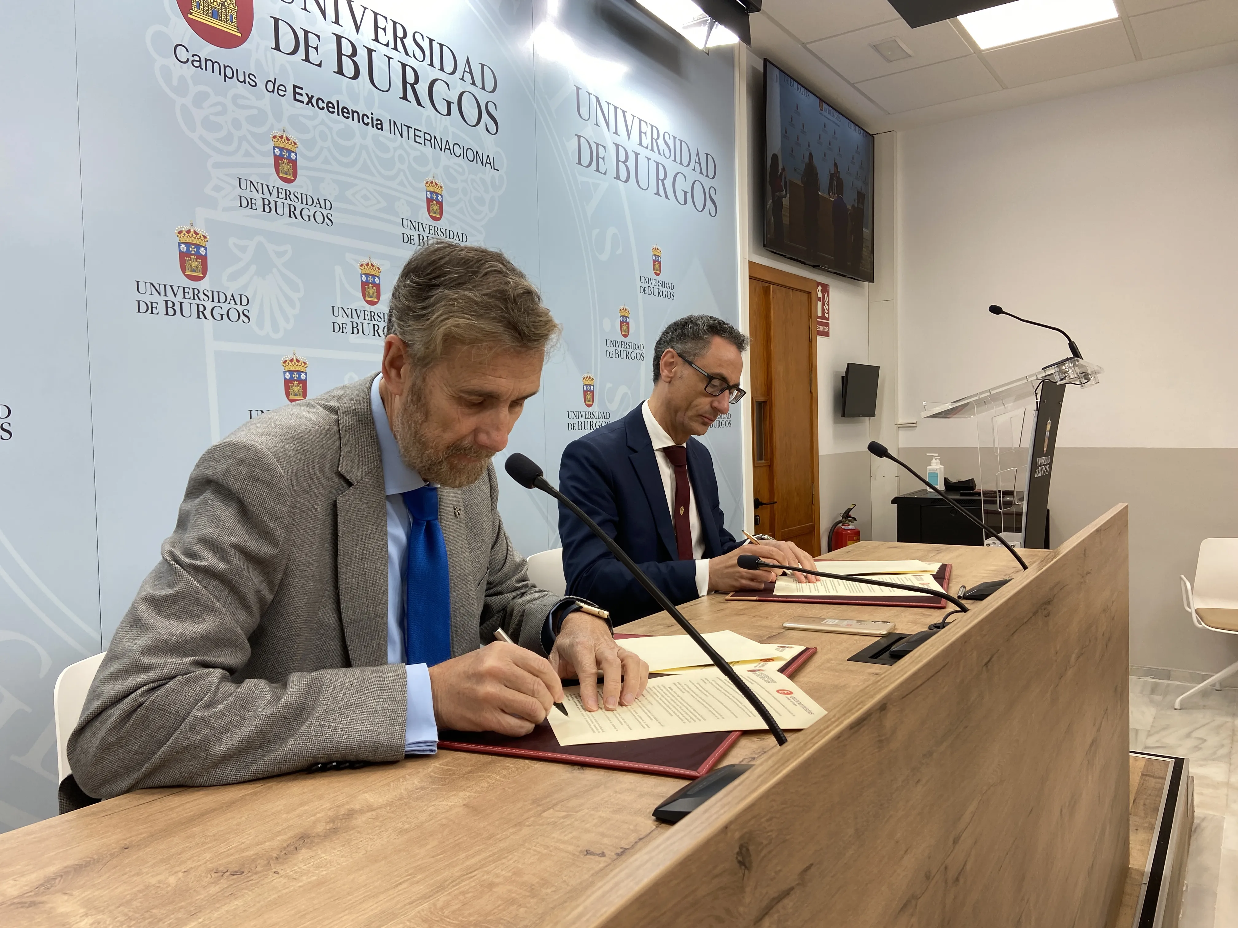 Educación Burgos: La UBU firma un acuerdo por el que los estudiantes de ADE podrán cursar el grado en EE.UU.