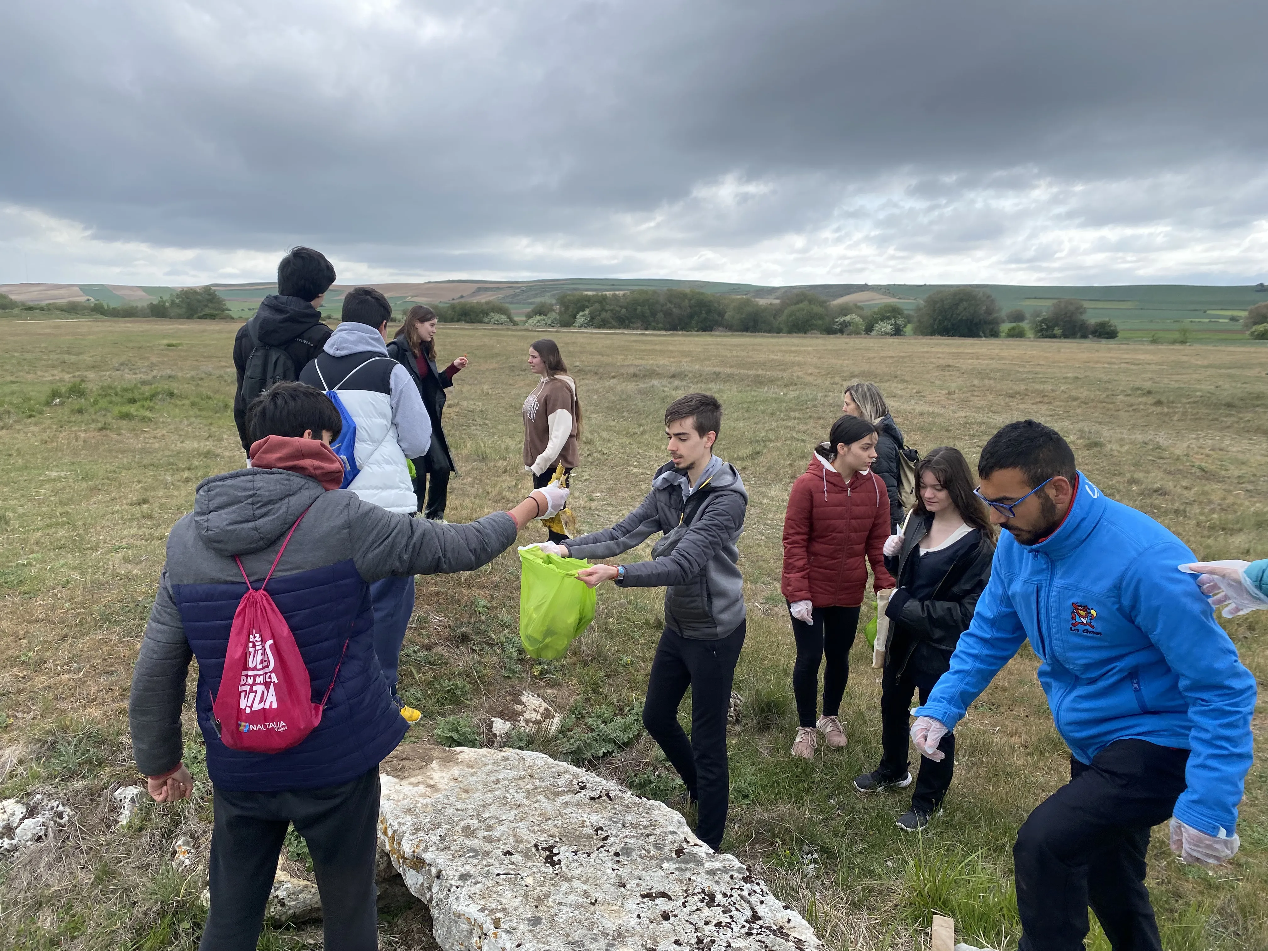 75 personas participan en la jornada Limpiemos la sierra