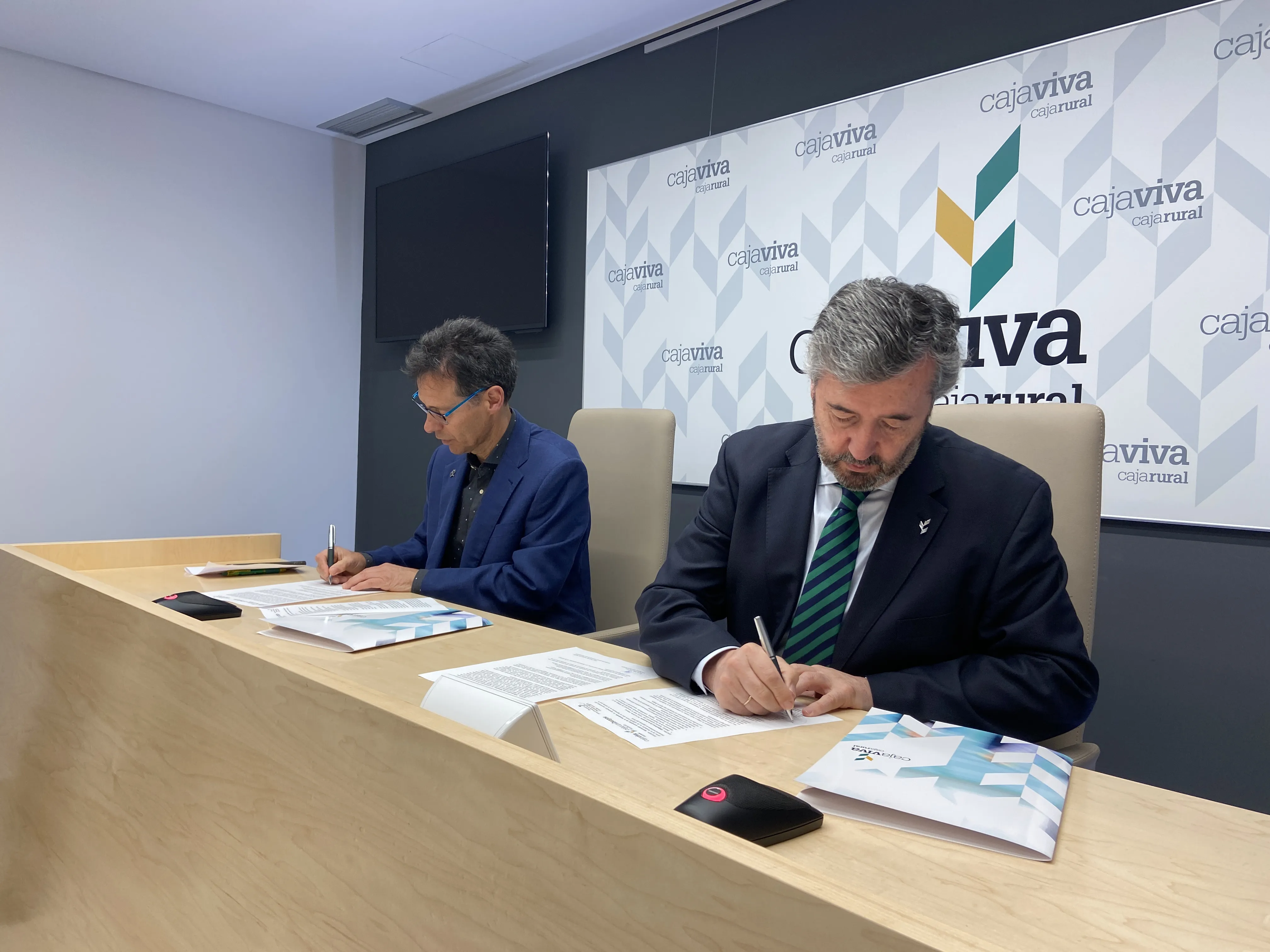 Convenio entre Caja Rural y la Fundación de Dinosaurios CyL para desenterrar a un ejemplar