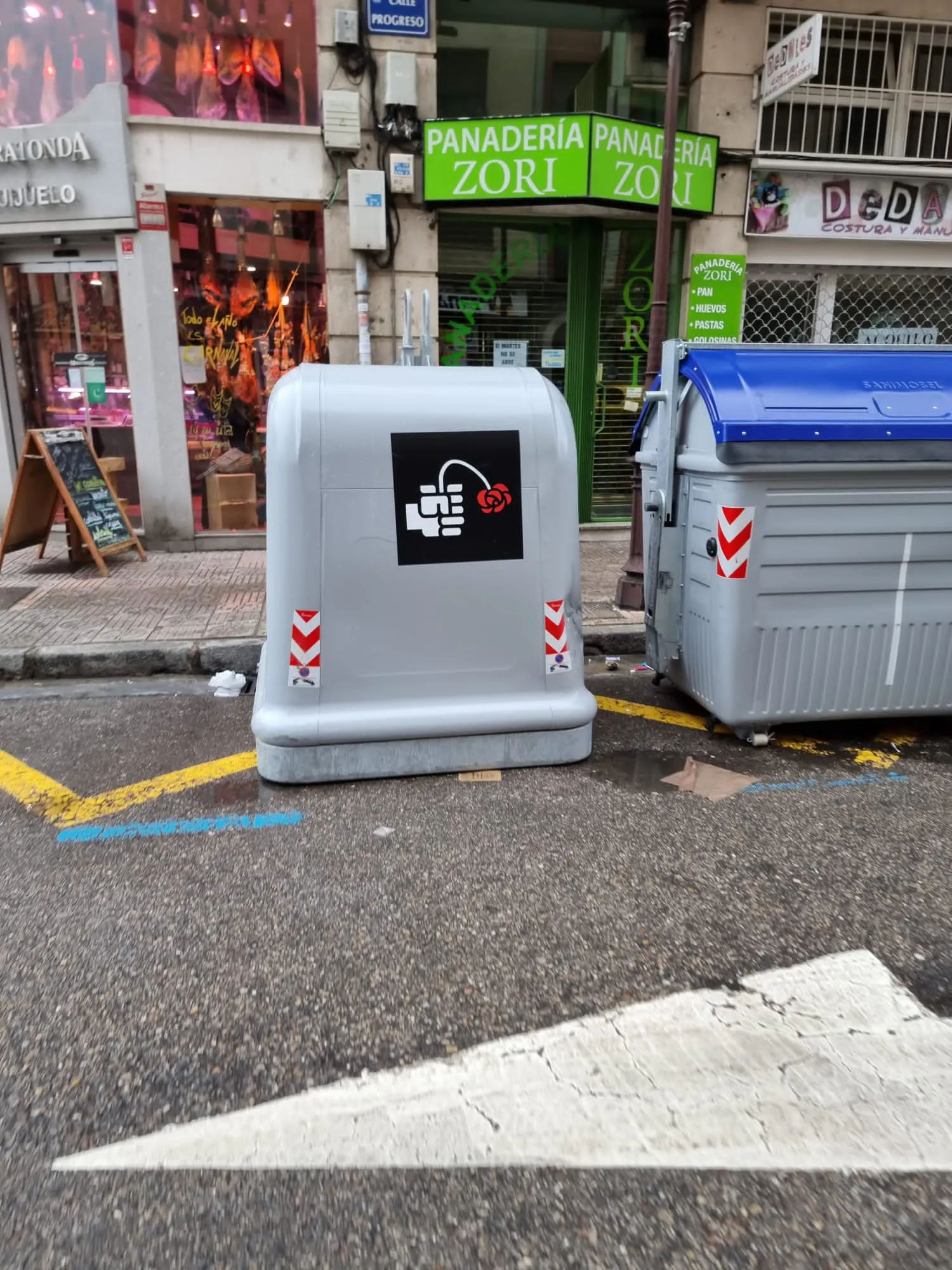 Foto 3 - El PSOE denuncia al PP ante la Junta Electoral y ante el Juzgado de Instrucci&oacute;n por &lsquo;vandalizar&rsquo; el mobiliario urbano de Burgos