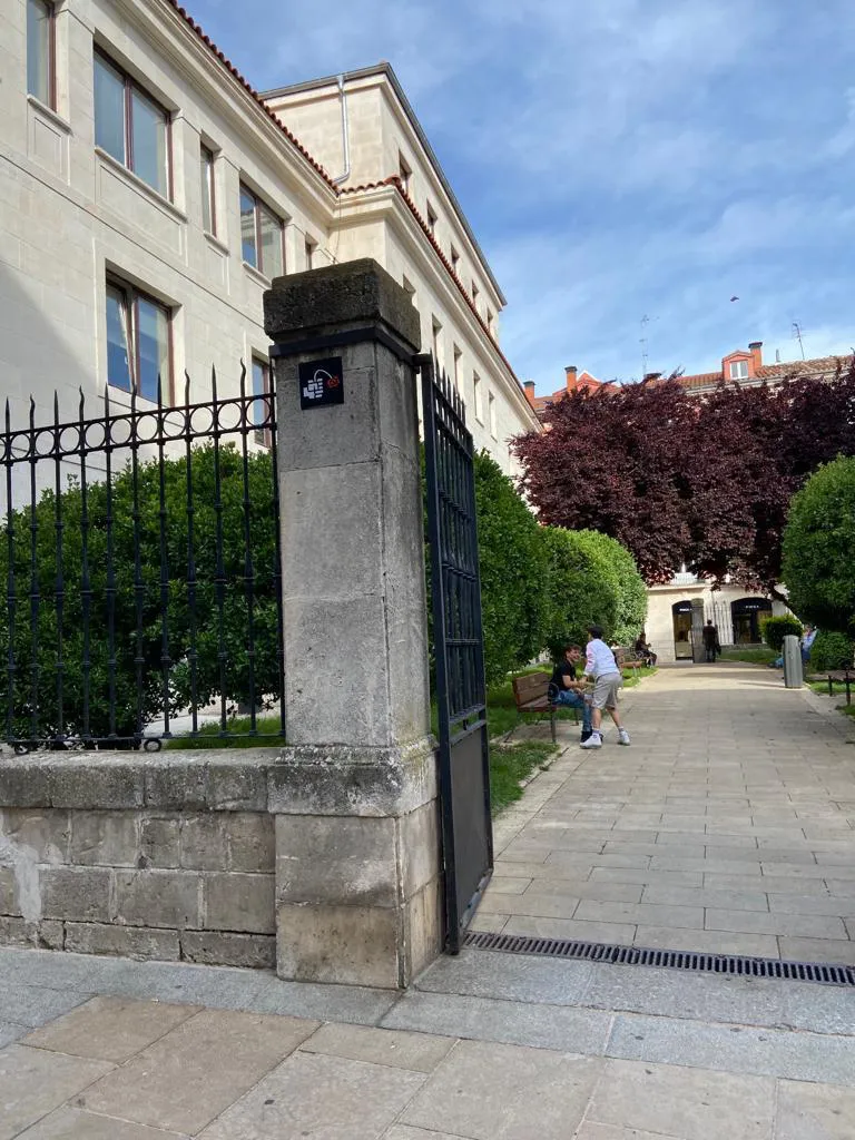 Foto 4 - El PSOE denuncia al PP ante la Junta Electoral y ante el Juzgado de Instrucci&oacute;n por &lsquo;vandalizar&rsquo; el mobiliario urbano de Burgos