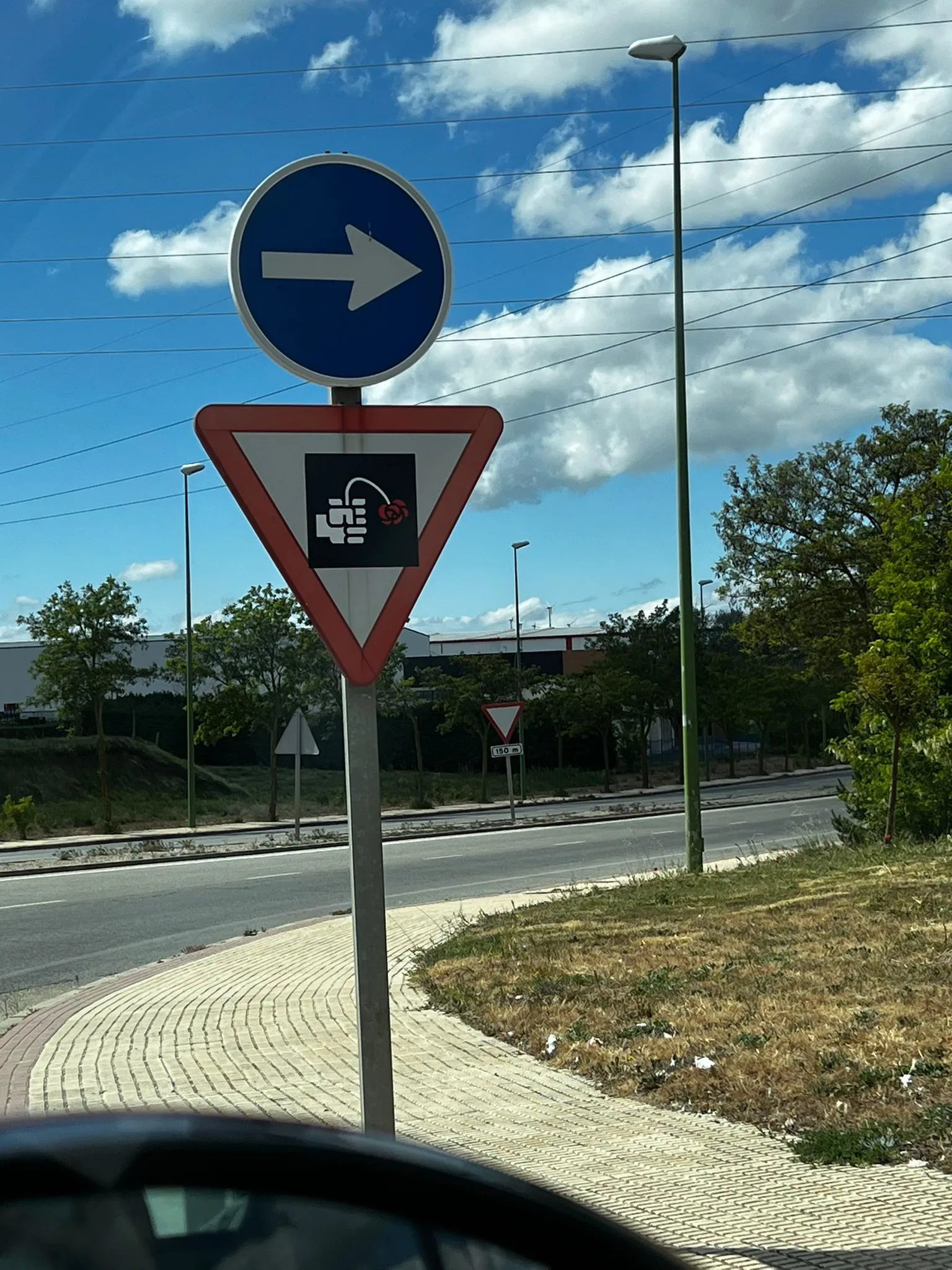 Foto 5 - El PSOE denuncia al PP ante la Junta Electoral y ante el Juzgado de Instrucci&oacute;n por &lsquo;vandalizar&rsquo; el mobiliario urbano de Burgos