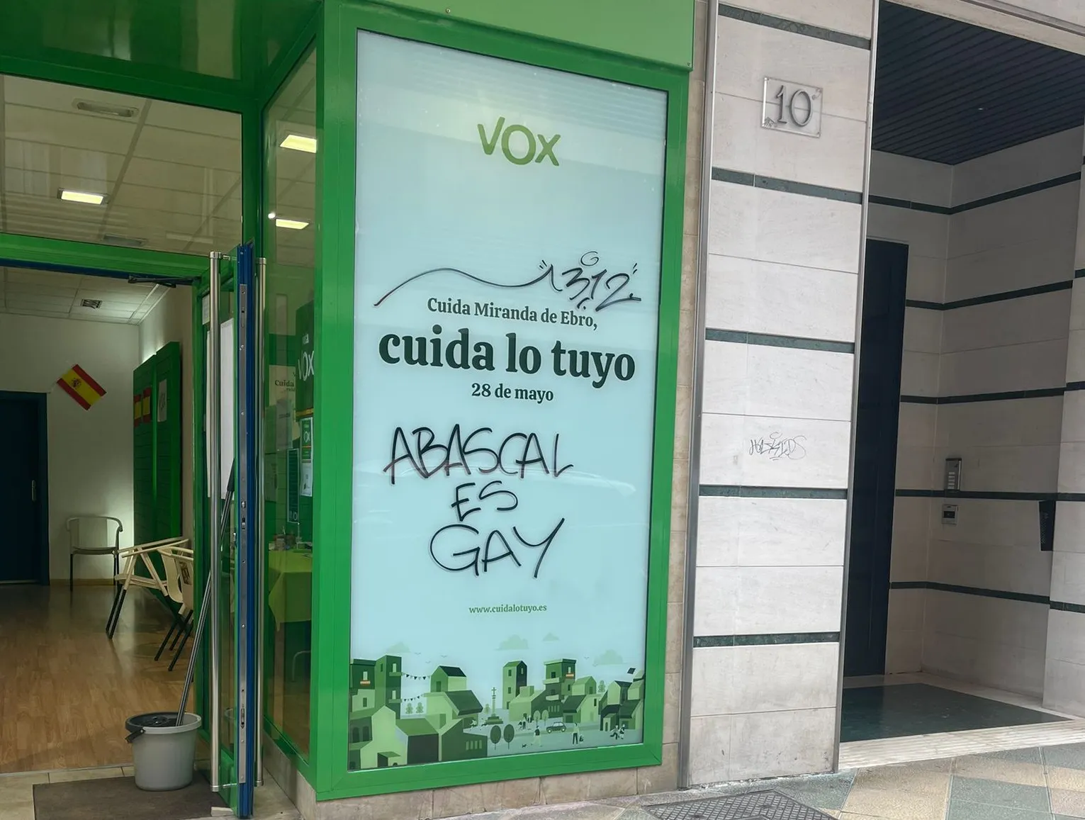 Miranda Burgos: Ataque con pintadas en el local de campaña de Vox en Miranda de Ebro