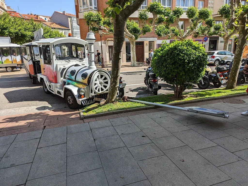 Este Tren Turístico está gafado. Ahora se empotra contra un árbol y una señal, pero no causa heridos