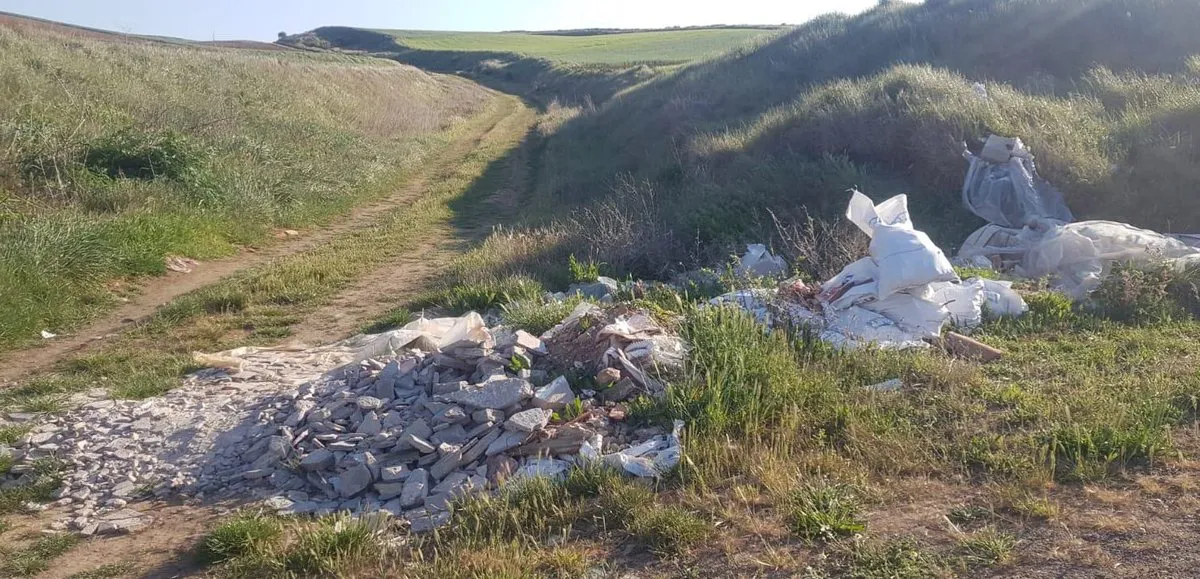 Pillados in fraganti, por un Local fuera de servicio, cometiendo un vertido ilegal que llevó hasta una obra sin licencia