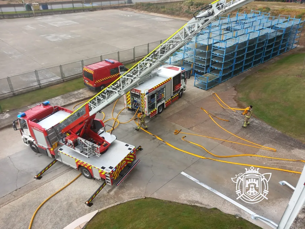 Un incendio en la fábrica Lear en Villalonquéjar moviliza a los bomberos de Burgos
