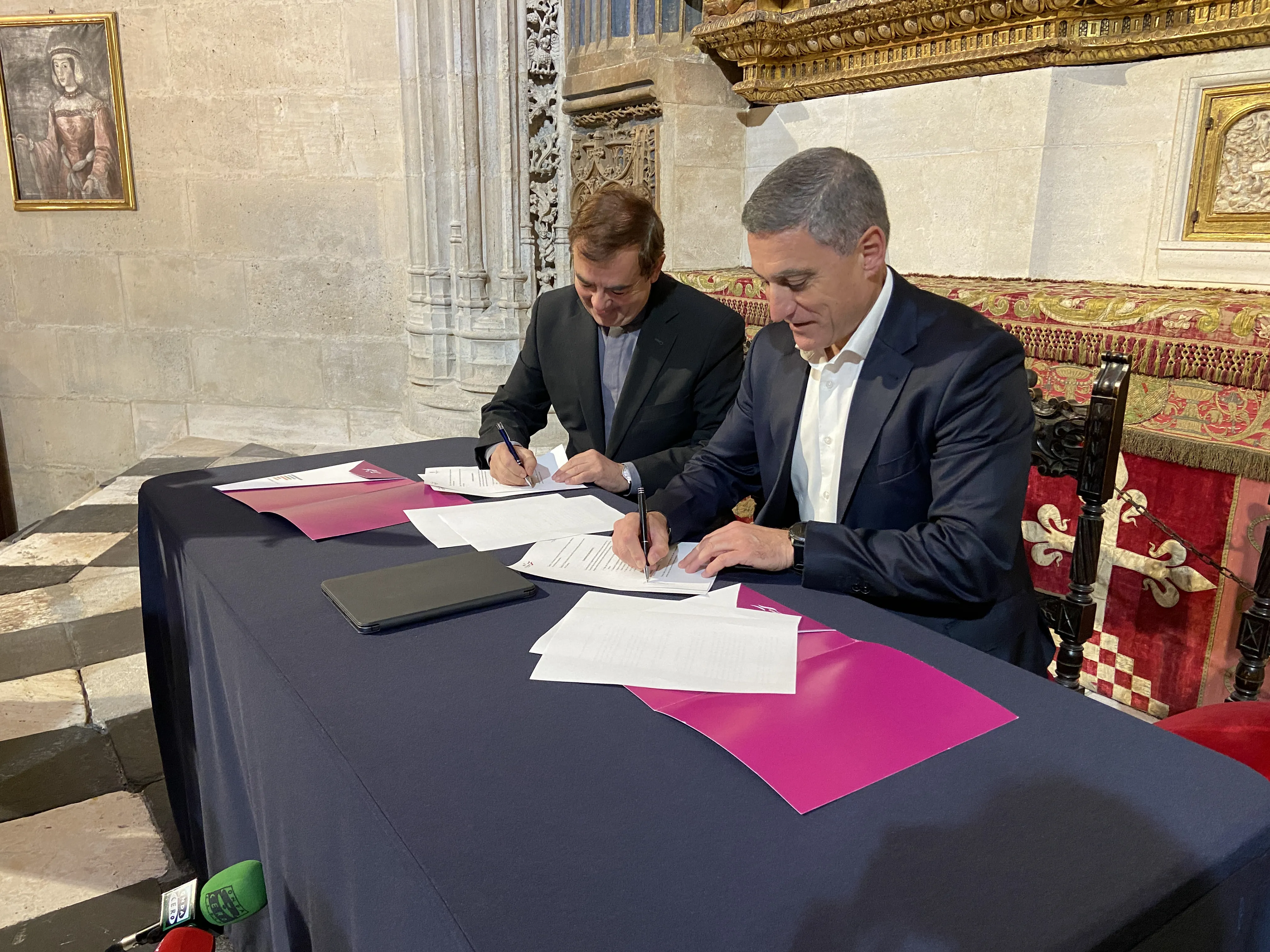 La Fundación Caja de Burgos y el Cabildo firman un convenio para realizar un programa cultural en la Catedral