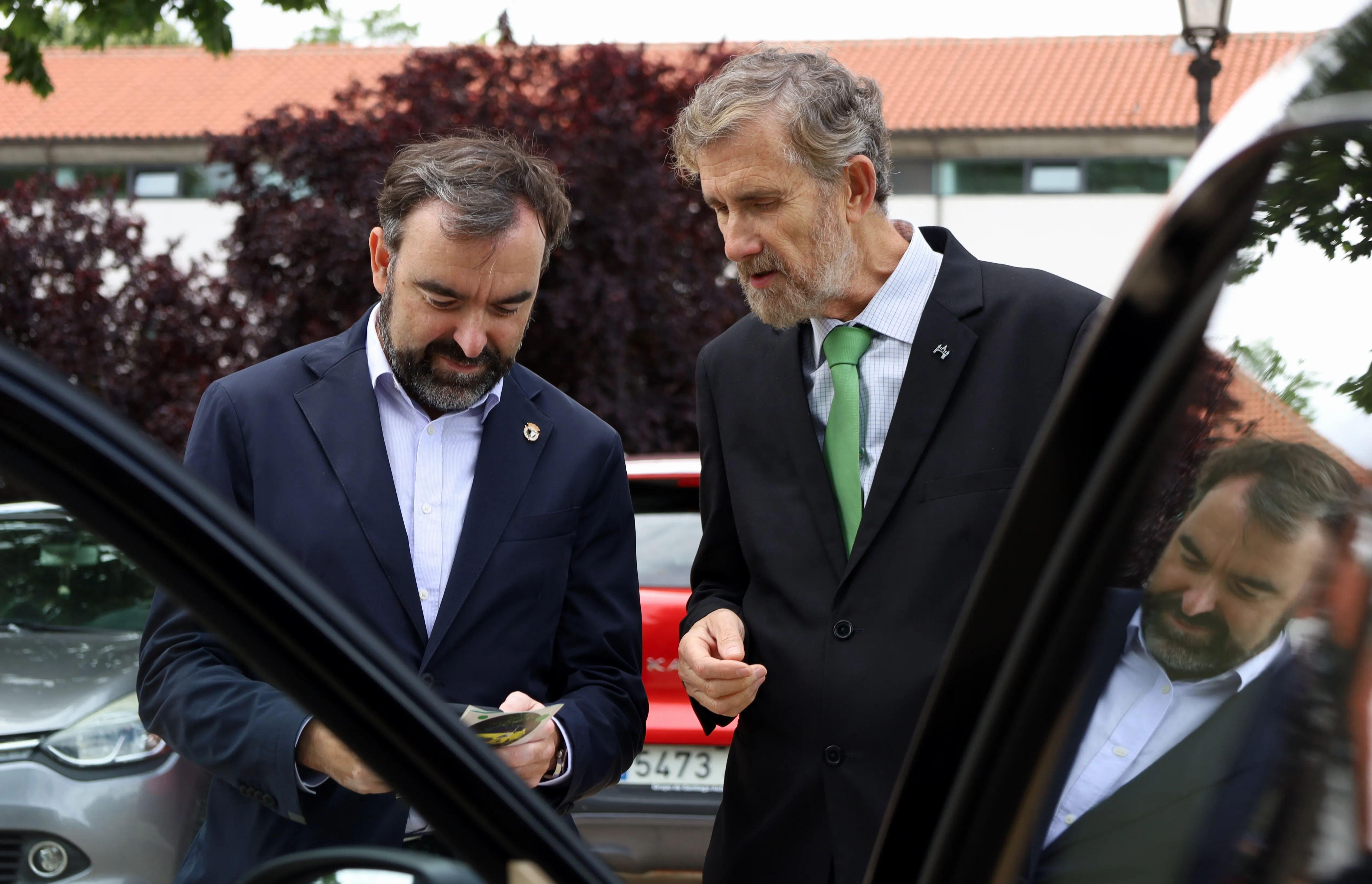 La Universidad de Burgos se enchufa a la movilidad sostenible y compartida de la mano del Grupo Invicta Motor