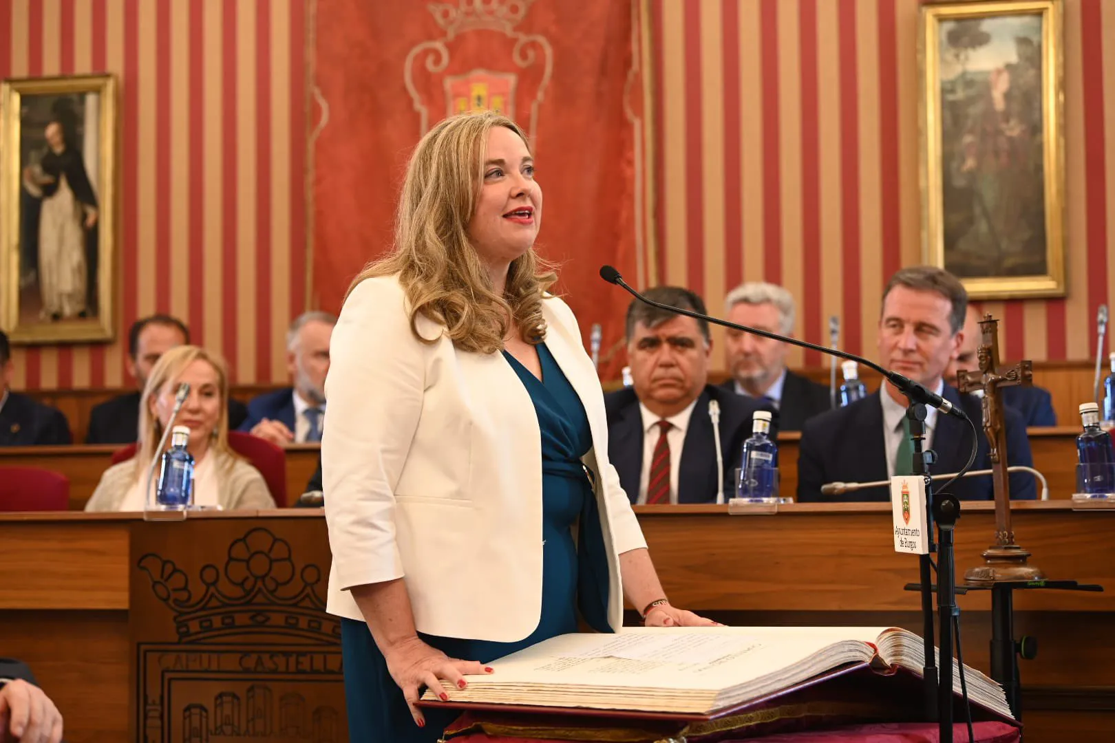Cristina Ayala, investida primera alcaldesa de Burgos