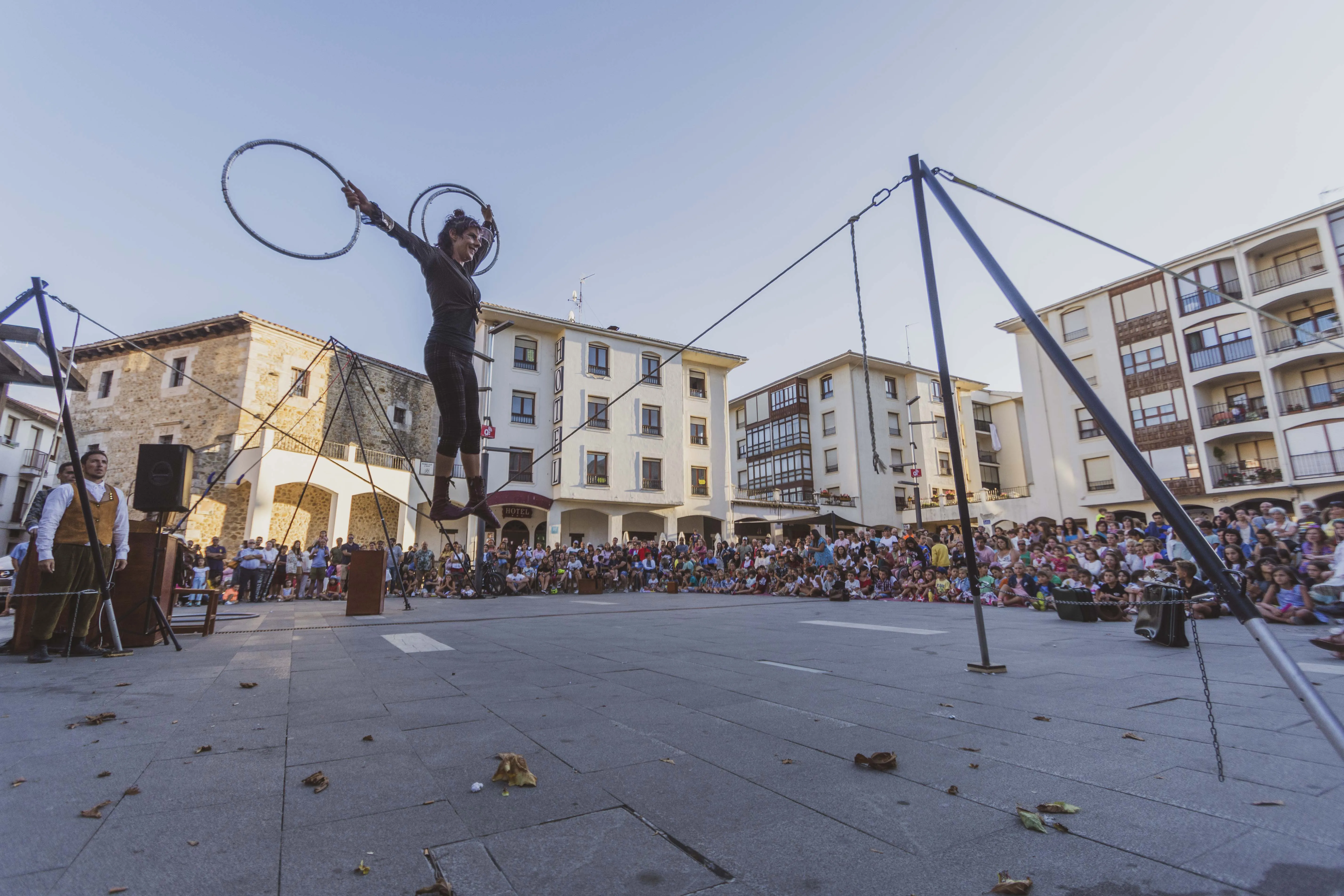 ‘Caminos Asombrosos’ lleva circo y teatro de calle a tres pueblos de Burgos con espectáculos gratuitos