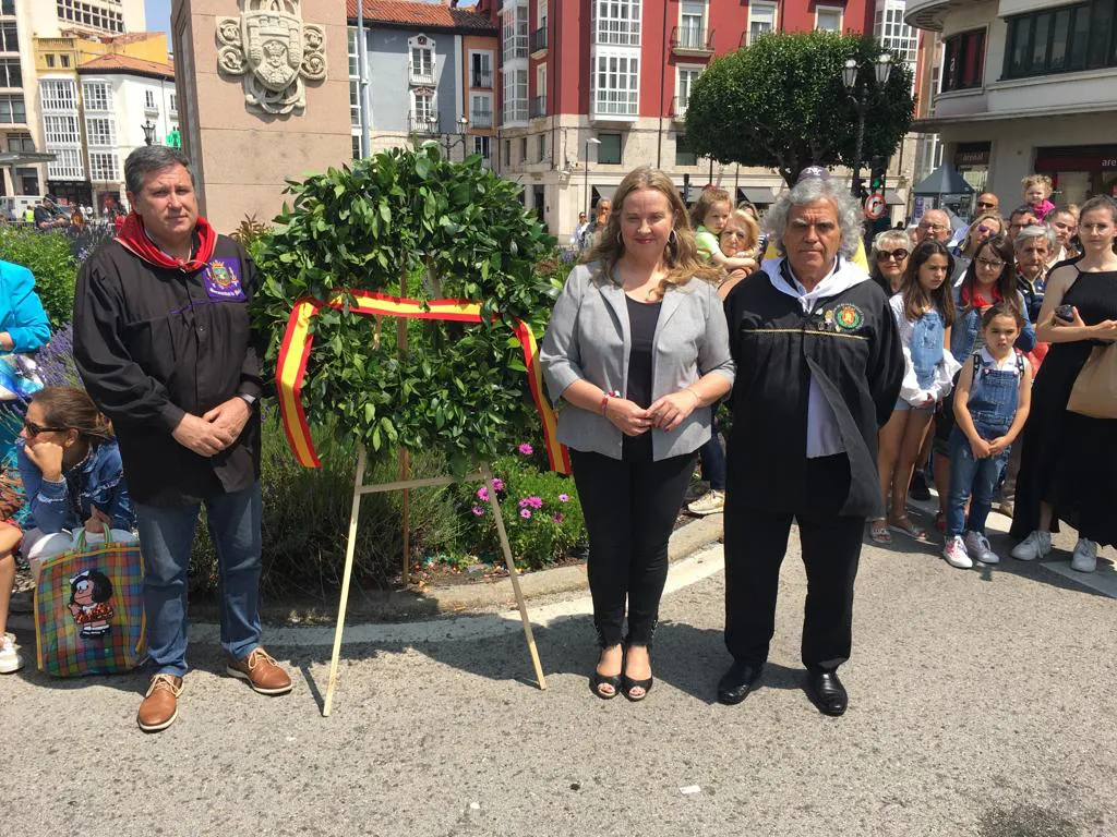 Visita de las falleras de Valencia en la ofrenda floral al Cid