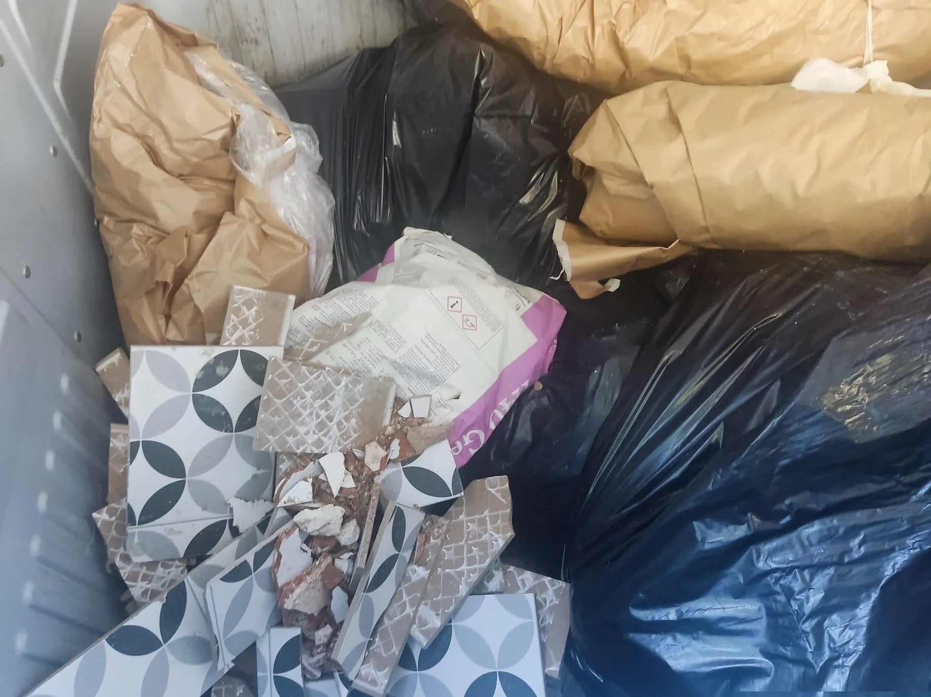 Levantan infracción a un varón por realizar un vertido ilegal de material de obra