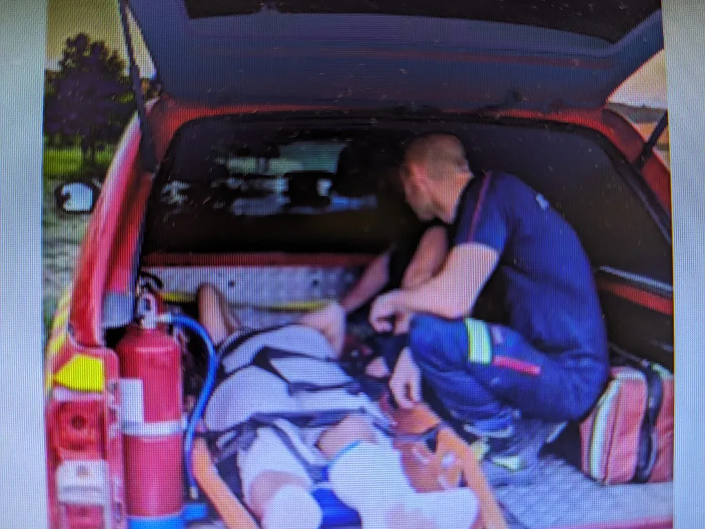 Los Bomberos auxilian a una persona con posible fractura de tobillo