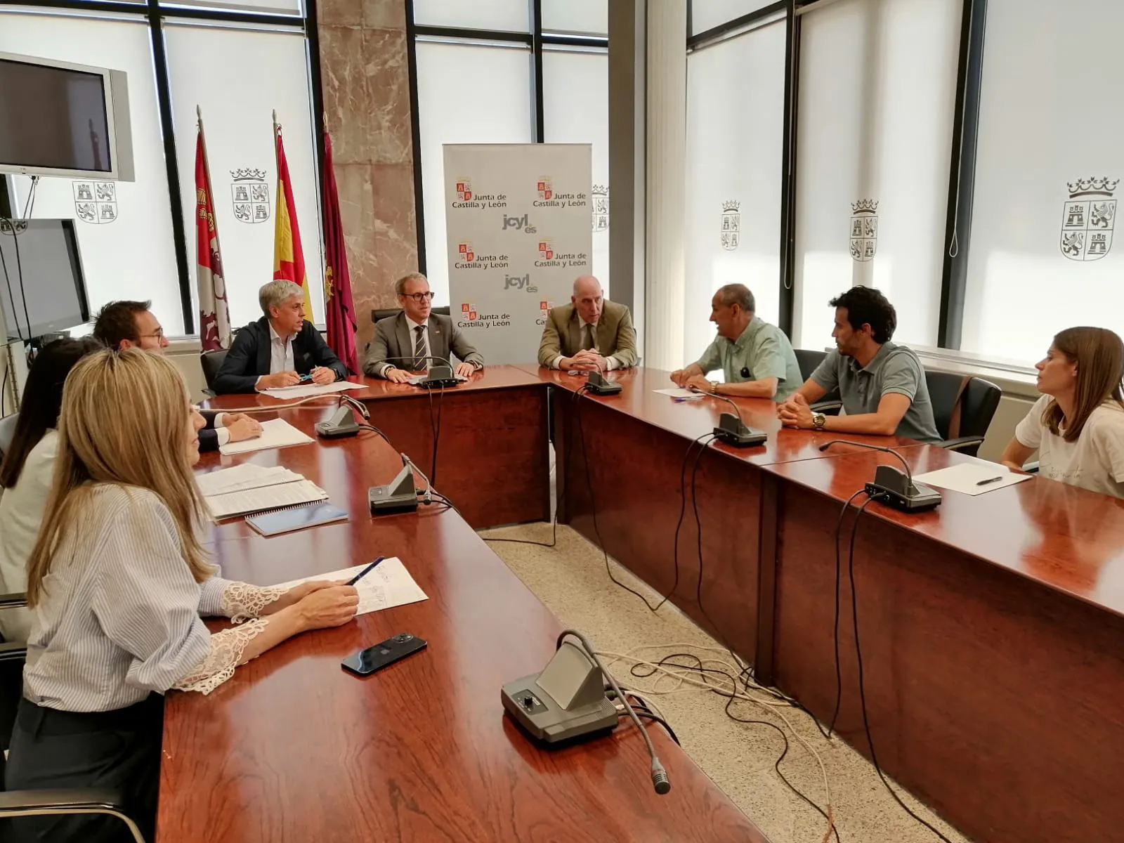 La Junta pone a disposición de Embutidos Santa Cruz todas las líneas de financiación, inversión y laborales para ayudar a la empresa afrontar esta crisis y a recuperar la actividad lo antes posible