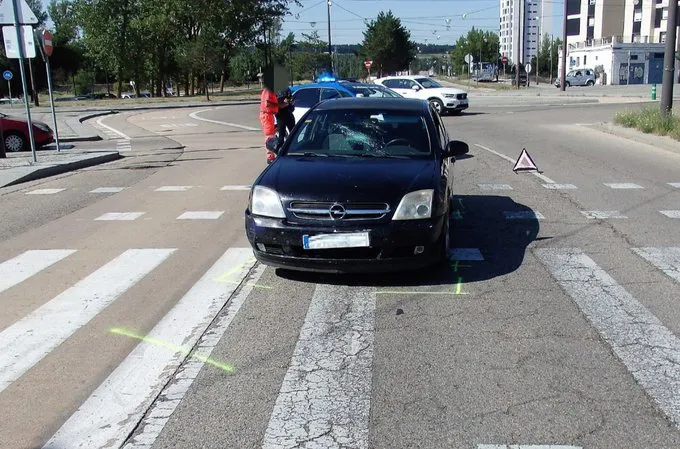 Heridos dos ciclistas tras ser embestidos por un turismo en la Calle Juan Ramón Jiménez