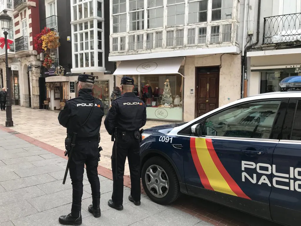 La Policía Nacional alerta sobre un repunte del conocido como hurto mediante el ‘abrazo cariñoso’