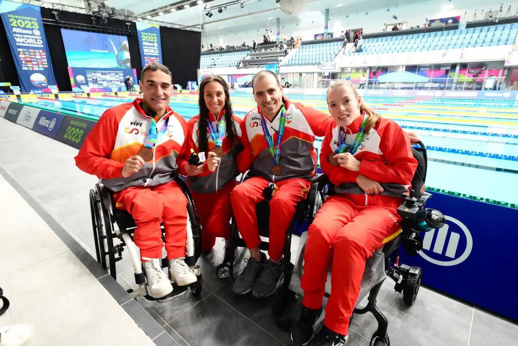 Marta Fernández se cuelga la medalla de bronce en relevos