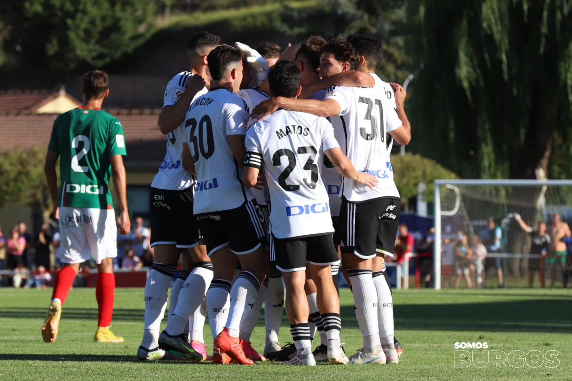 El Burgos vence al Alavés en un gran partido con final muy amargo (2-1)