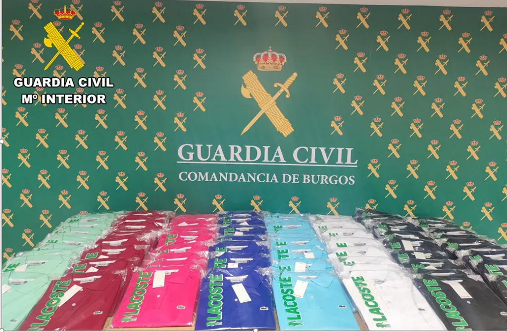 Investigan a cuatro personas por un delito contra la propiedad industrial y les aprehende 286 prendas de ropa falsificada