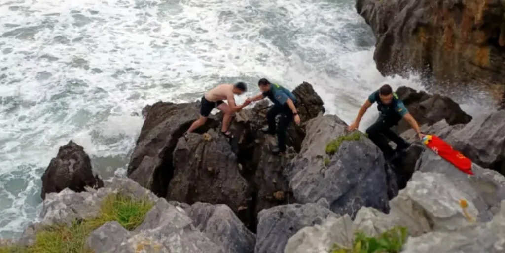 Rescatan a un burgalés en una playa del Cantábrico