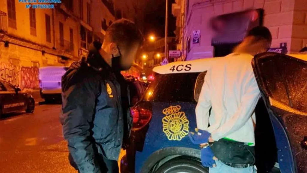 Detienen a un varón como presunto autor de robo con violencia a un menor