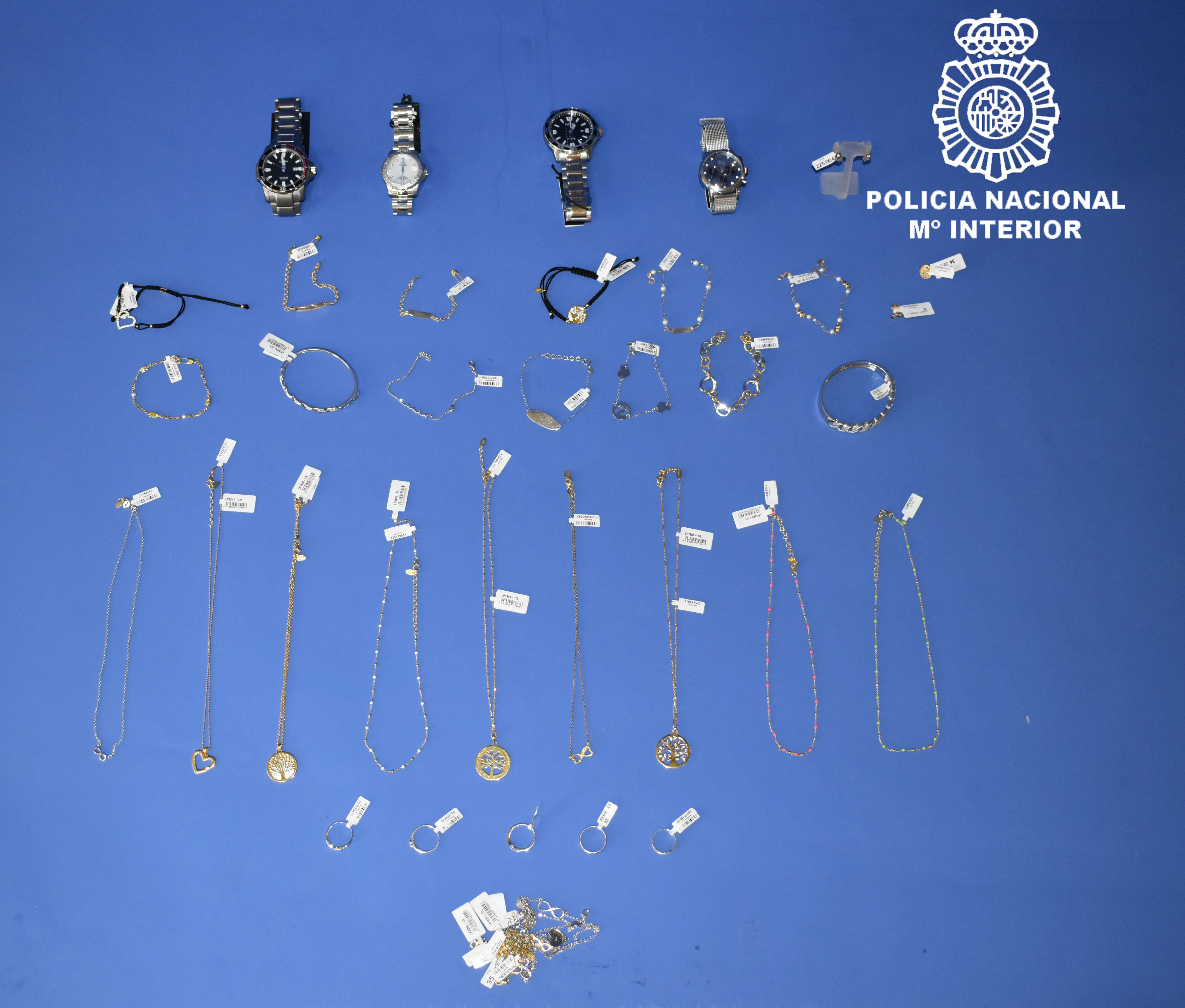 Detenidos tres varones, uno de ellos menor de edad, por el robo en una joyería de la calle San Pablo