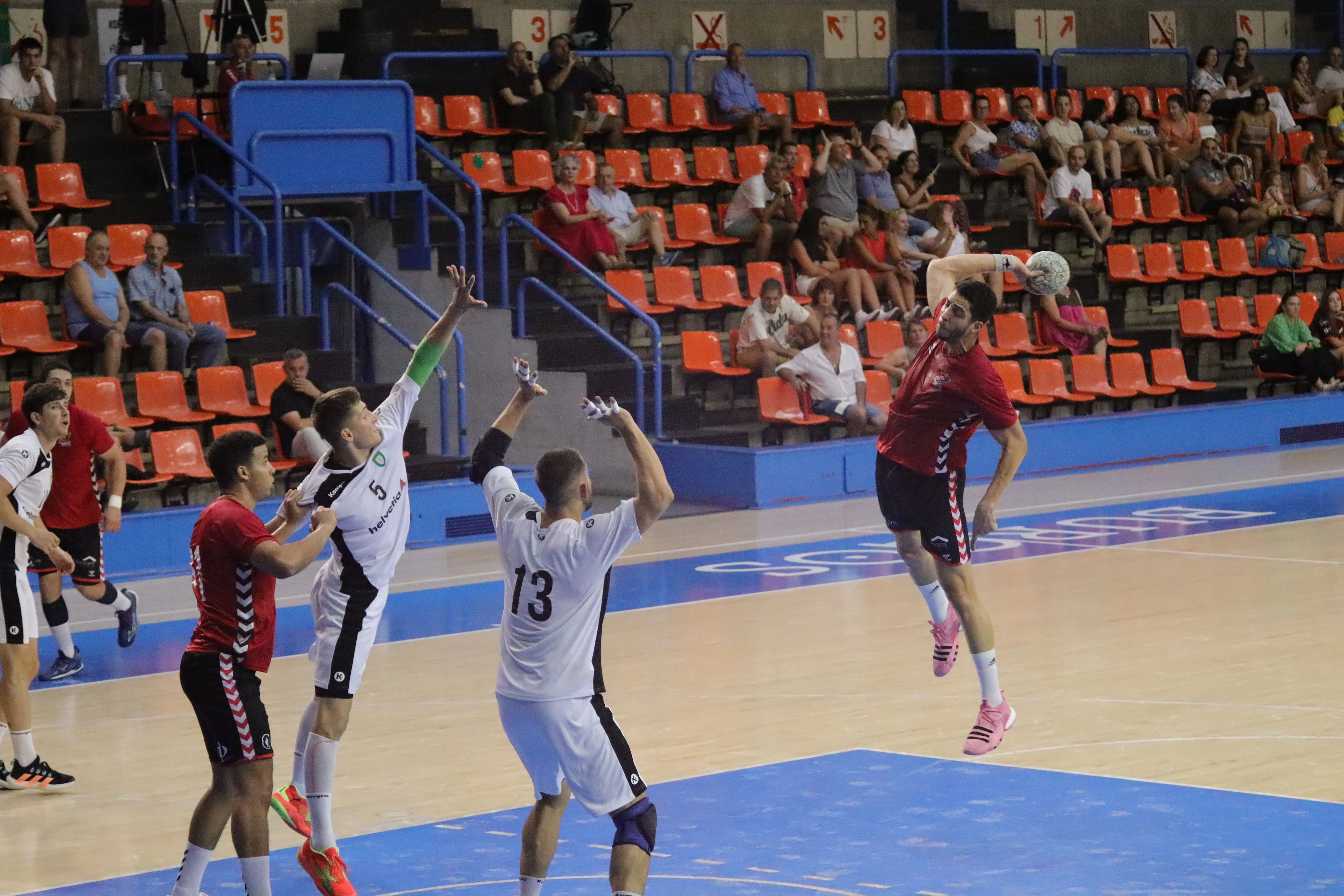 El Balonmano Burgos cae derrotado ante un contundente Helvetia Anaitasuna (25-31)