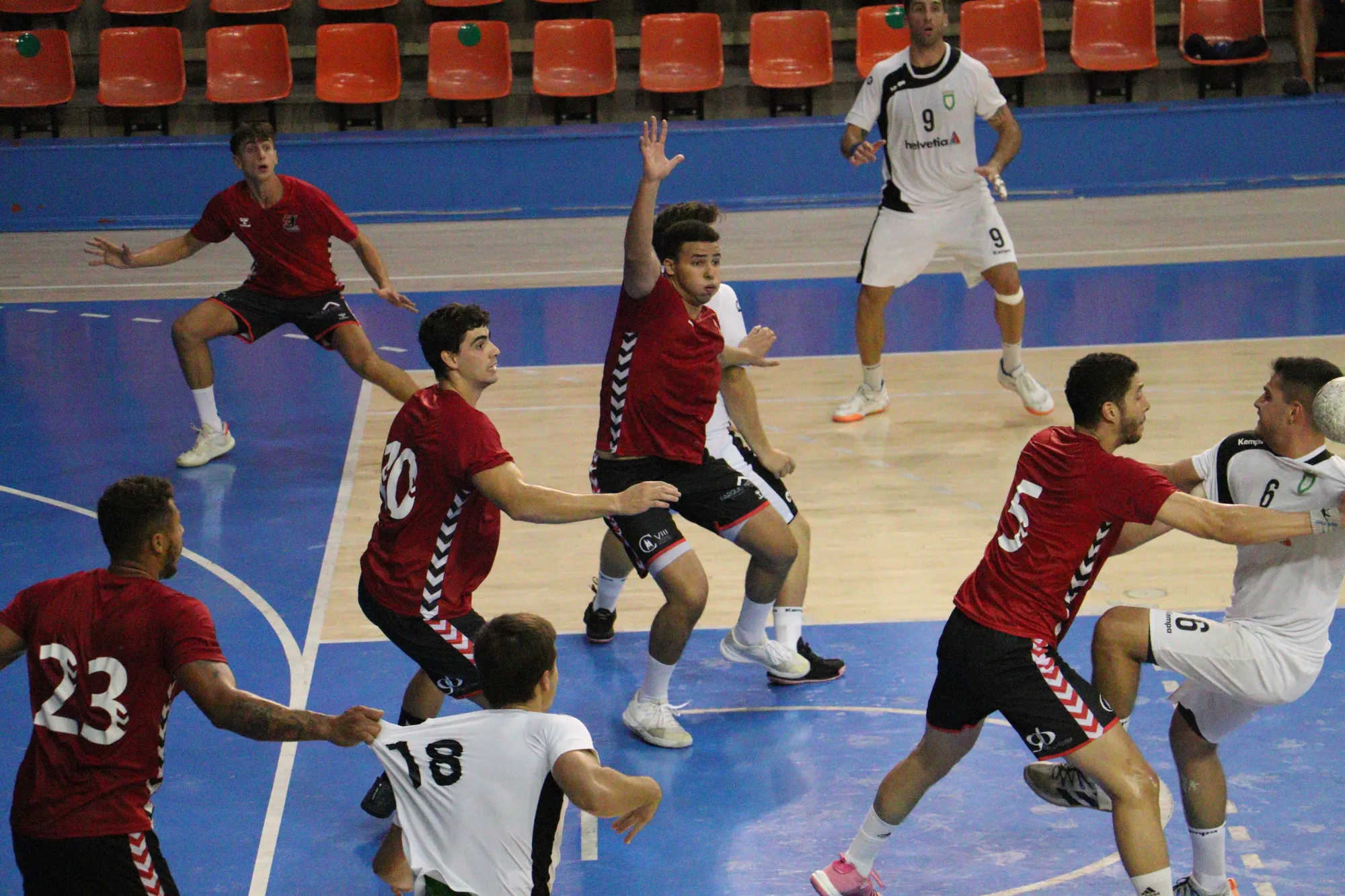 El Balonmano Burgos disputa el XXX Trofeo Internacional en Oviedo