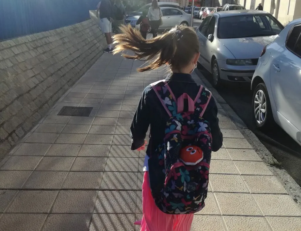 ¿A qué edad pueden ir los niños solos al colegio?