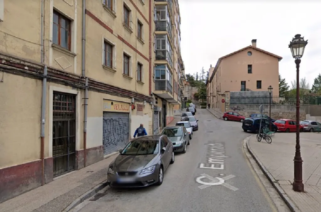Los vecinos de la calle Emperador piden medidas urgentes para acabar con los incendios de coches