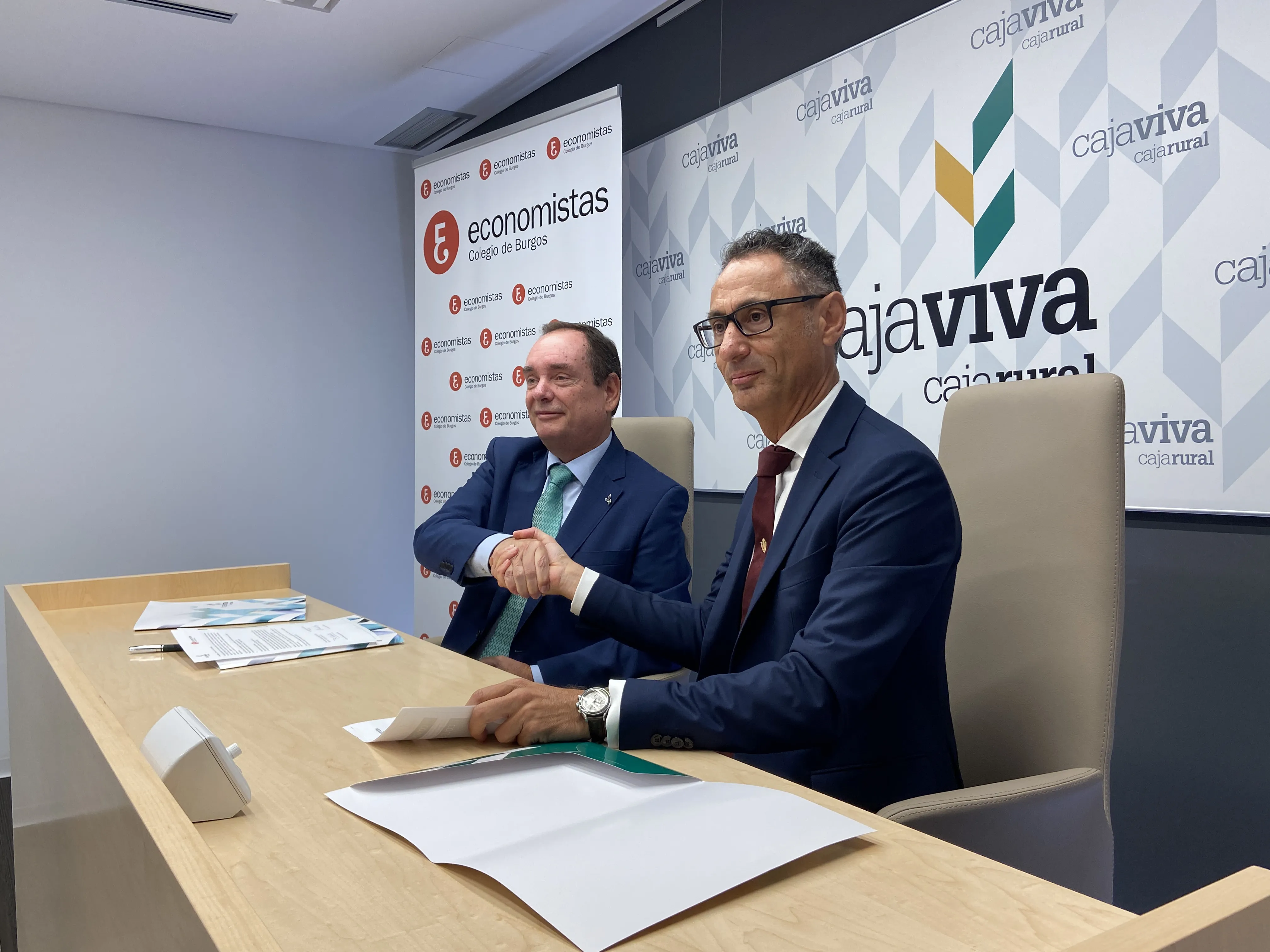 Cajaviva Caja Rural y el Colegio de Economistas firma un convenio de colaboración