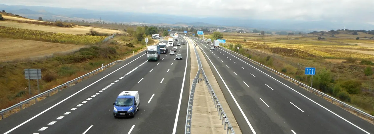 Cortada la autovía A-1 por el vuelco de un camión