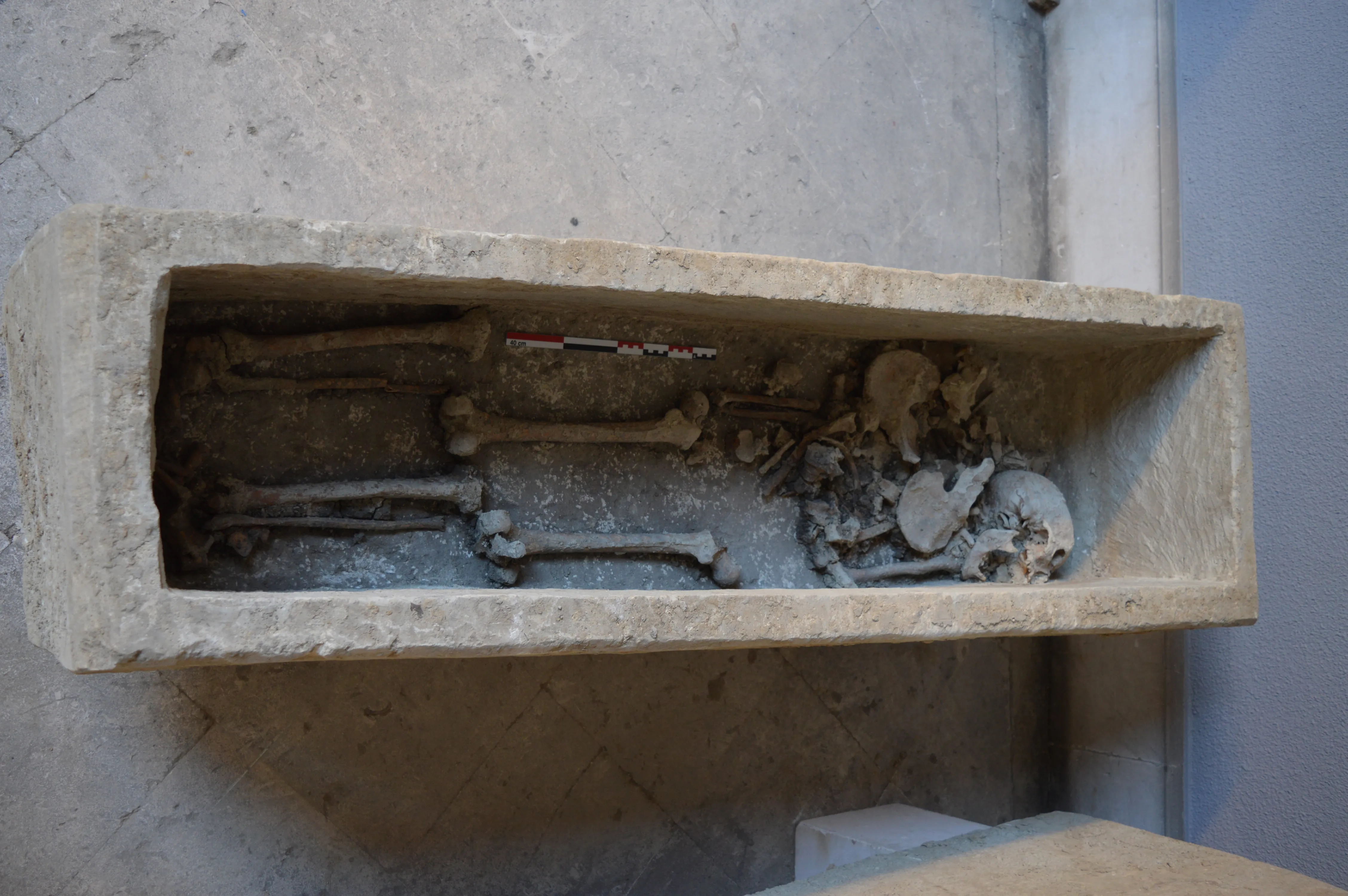 Dos enterramientos en sarcófagos encontrados en la ermita de Montes Claros de Ubierna y su entorno