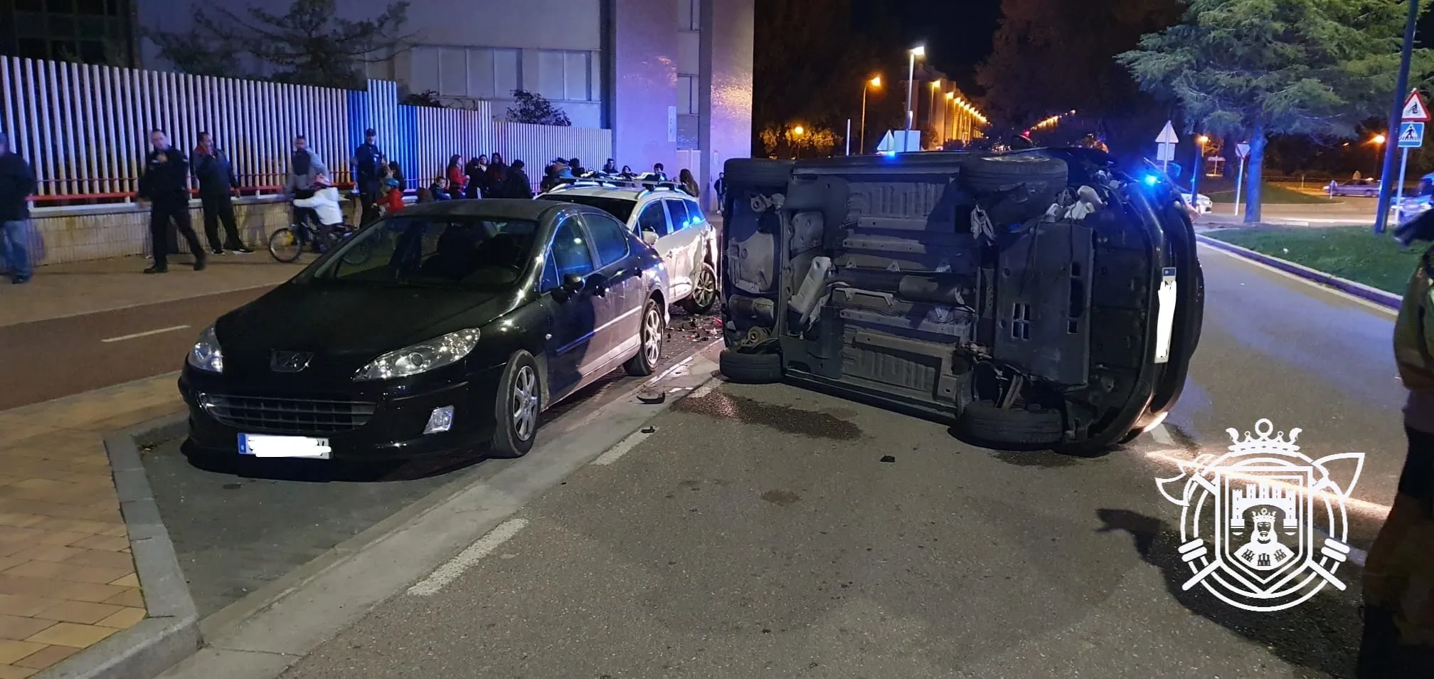 Los bomberos intervienen en un accidente vial en la calle Alcalde Martín Cobos