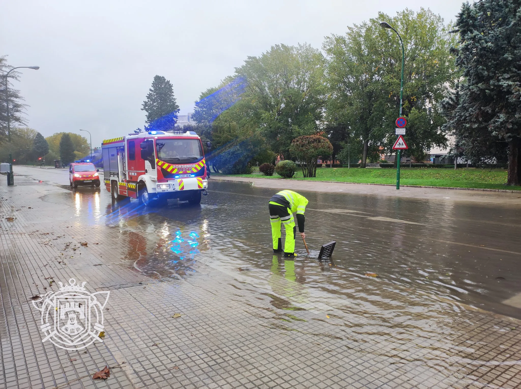 Los Bomberos intervienen en varios puntos de la ciudad para retirar balsas de agua