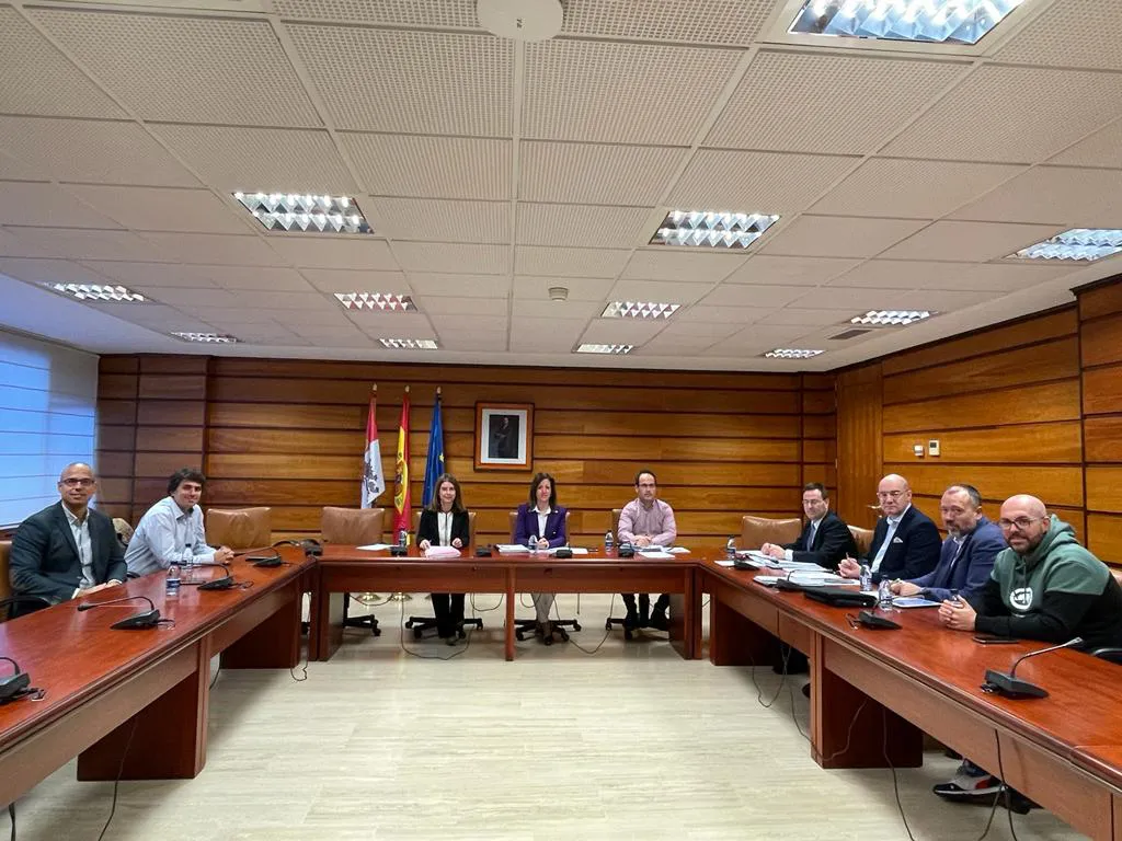 La Junta se reúne con los usuarios del AVE en Castilla y León para analizar el funcionamiento de la bonificación a viajeros recurrentes puesta en marcha hace casi un año