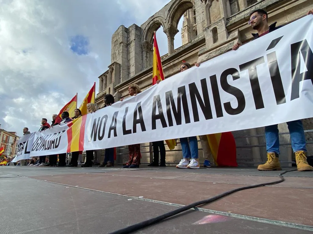 5.000 personas se concentran en defensa de la igualdad entre españoles