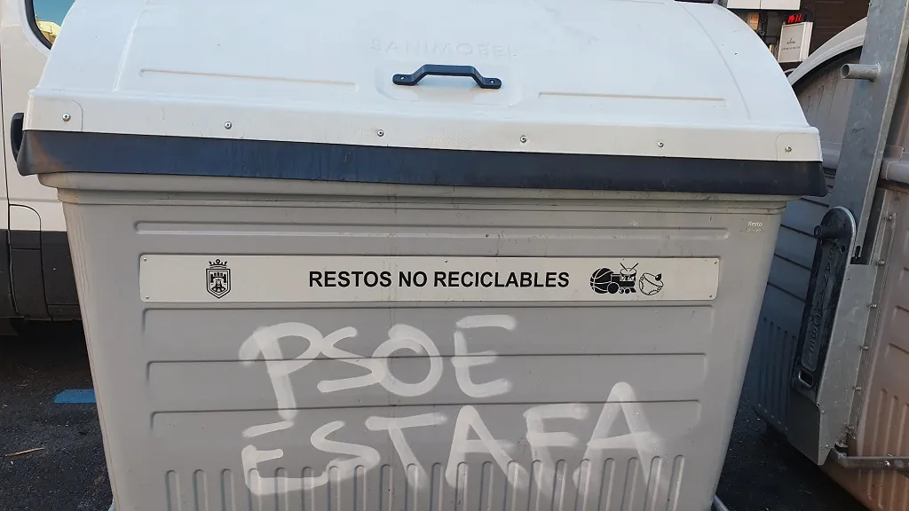 El Ayuntamiento trabaja en la eliminación de las pintadas vandálicas que proliferan en la ciudad