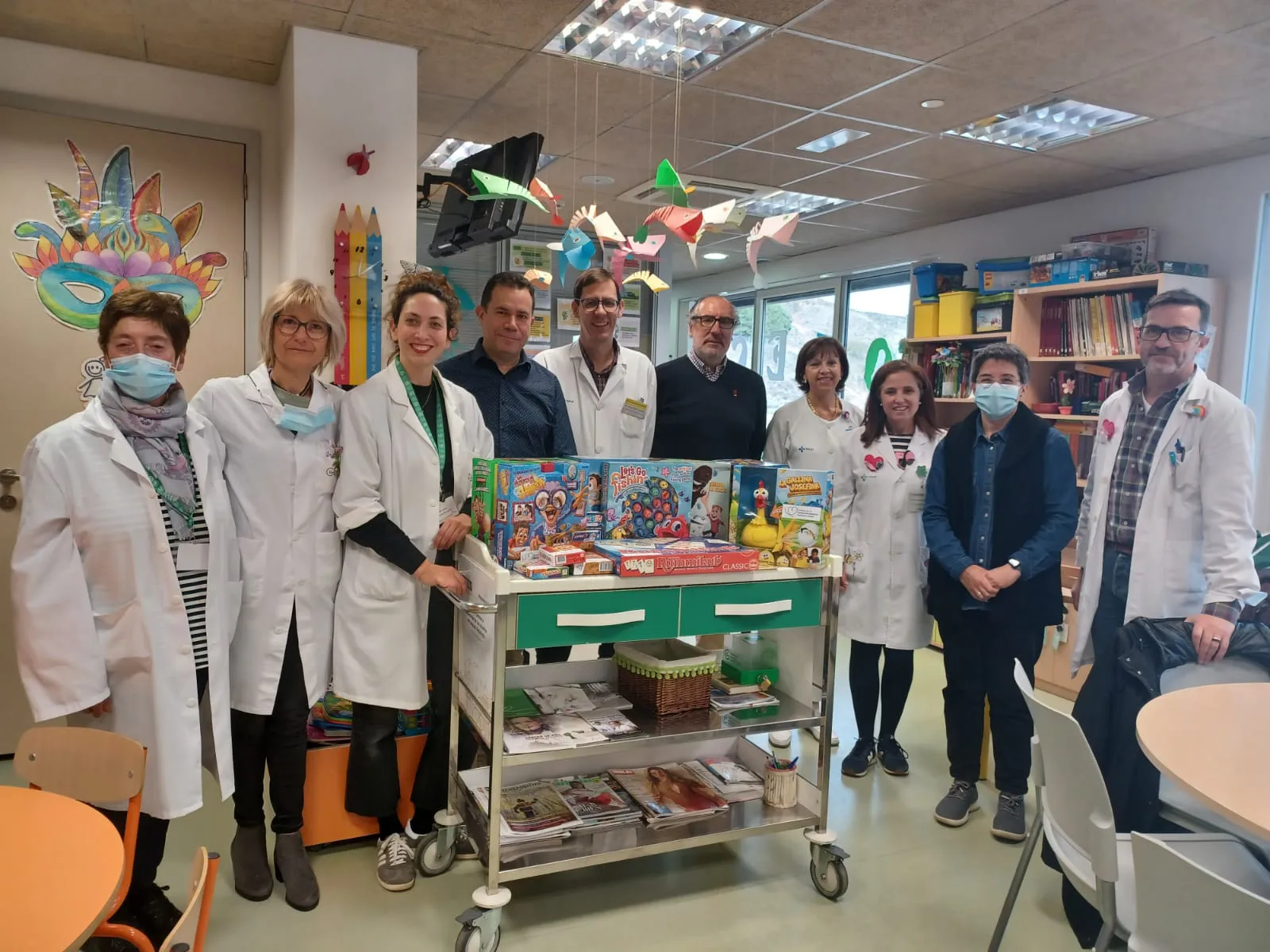 La Asociación Española Contra el Cáncer en Burgos entrega juguetes al Colegio del HUBU