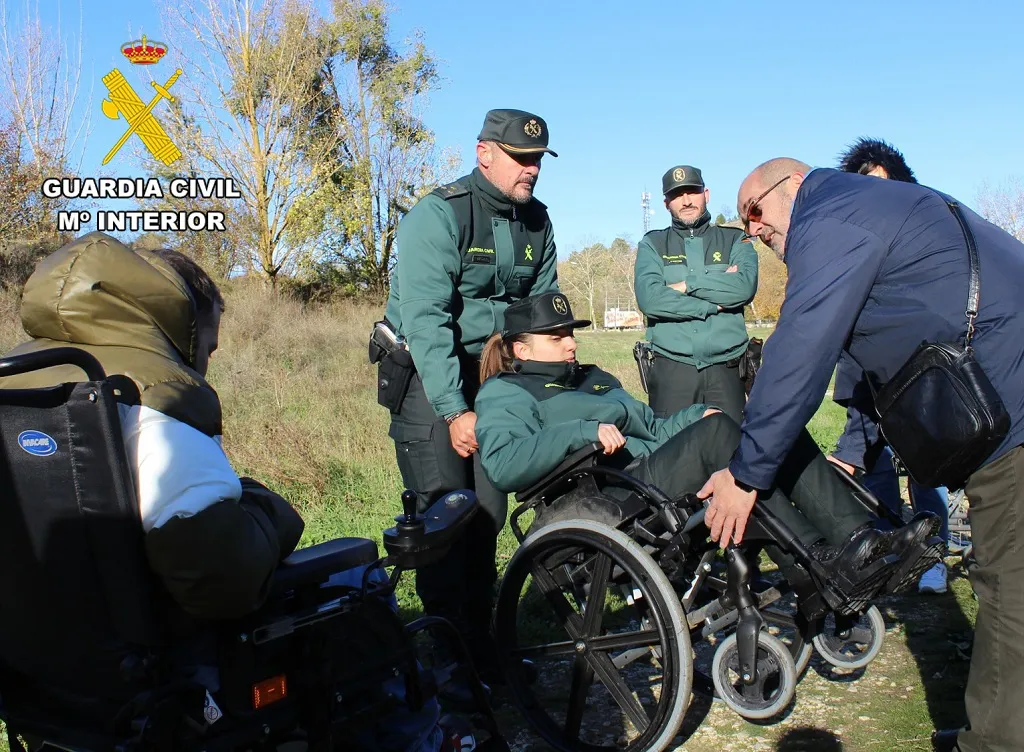 La Guardia Civil de Burgos amplía sus conocimientos en atención a personas con discapacidad