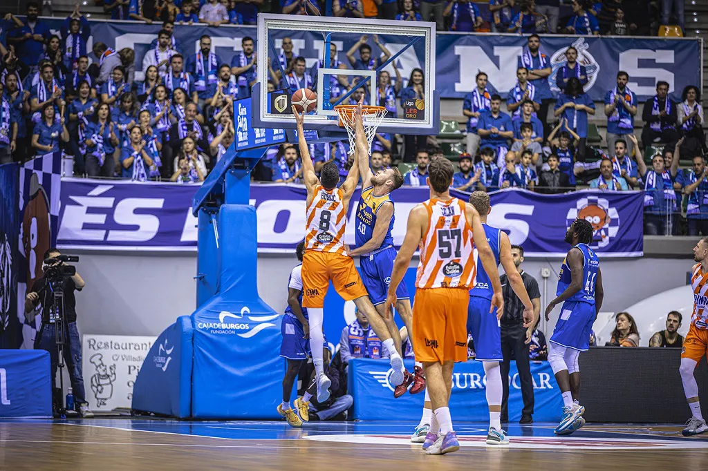 El San Pablo Burgos supera a Coruña y se mantiene líder (77-75)