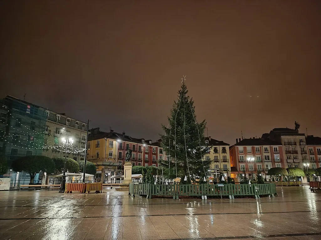 Carpintero sobre el alumbrado navideño: Se está improvisando deprisa y corriendo