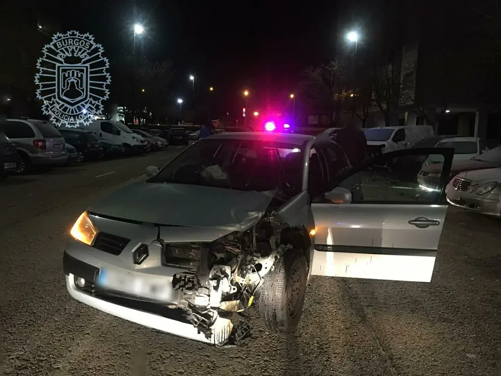 Pierde el control de su coche y destroza cinco vehículos que se encontraban estacionados en la calle Marqués de Berlanga en Burgos