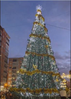 El encendido en Gamonal de un gran árbol da la bienvenida a la Navidad en Burgos